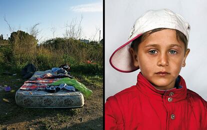 Este niño de etnia gitana, 4 años, procede de Rumania, no tiene papeles ni nombre, no va a al escuela; duerme junto a su familia en un descampado en las afueras de Roma (Italia).