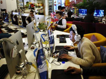 Un joven utiliza un ordenador en un cibercafé en Pekín, en China.