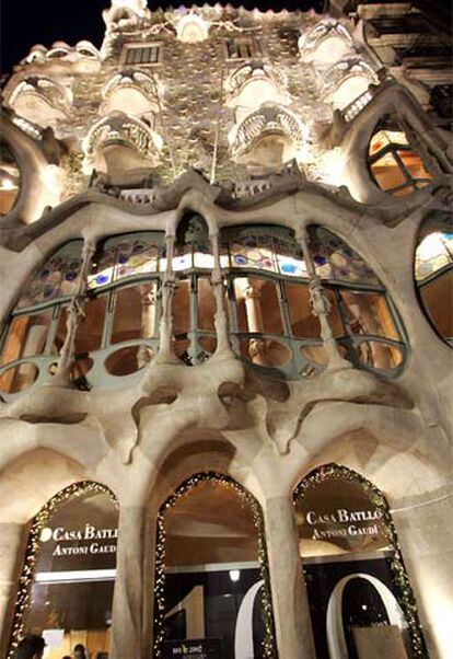Vista nocturna de la Casa Batlló, de Gaudí, en Barcelona.
