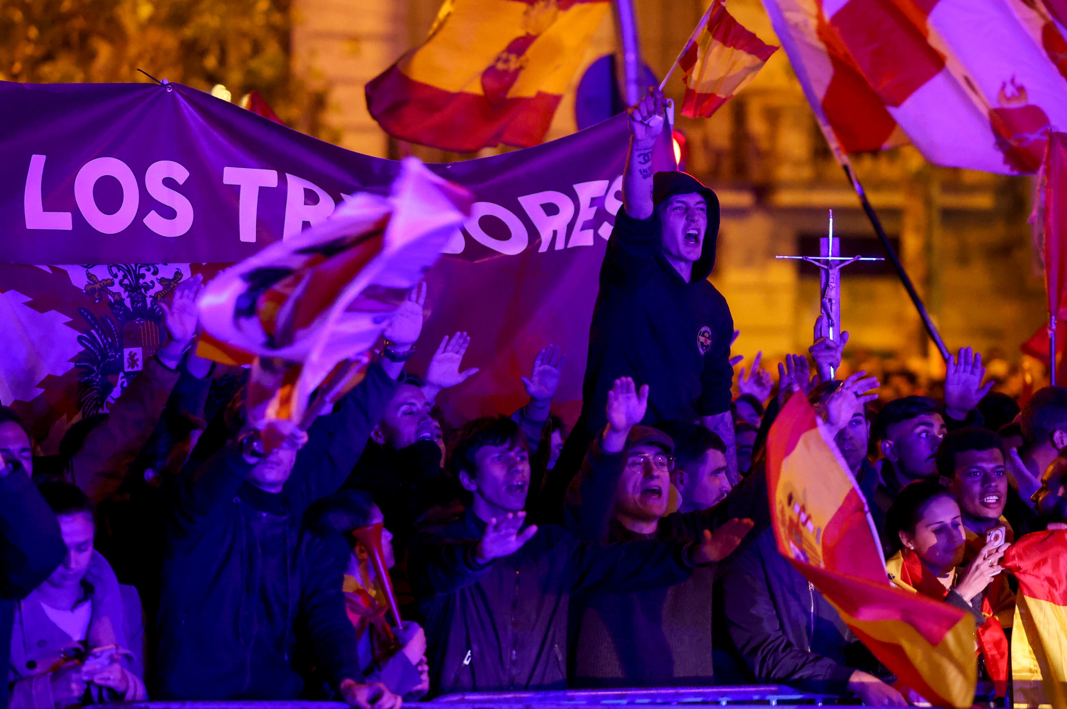 Un grupo de ultras realiza el saludo fascista durante la manifestación contra el PSOE este miércoles. 