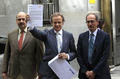 El presiente de Apreca, Ignacio Lario; e Hilario Alfaro y Armando Rodríguez, de Cocem, a las puertas del Ministerio de Interior.