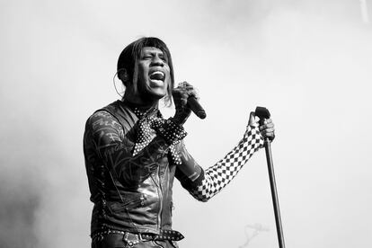 El cantante estadounidense Yves Tumor, en un concierto en San Francisco, en 2021.