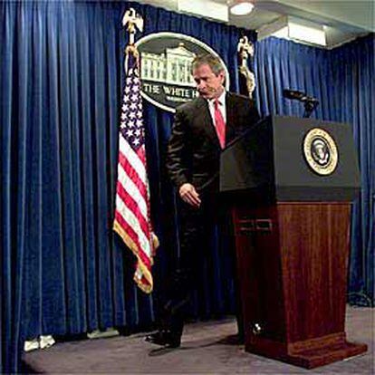 El presidente Bush,  en Washington, después de comentar la ejecución de Thimothy McVeigh.