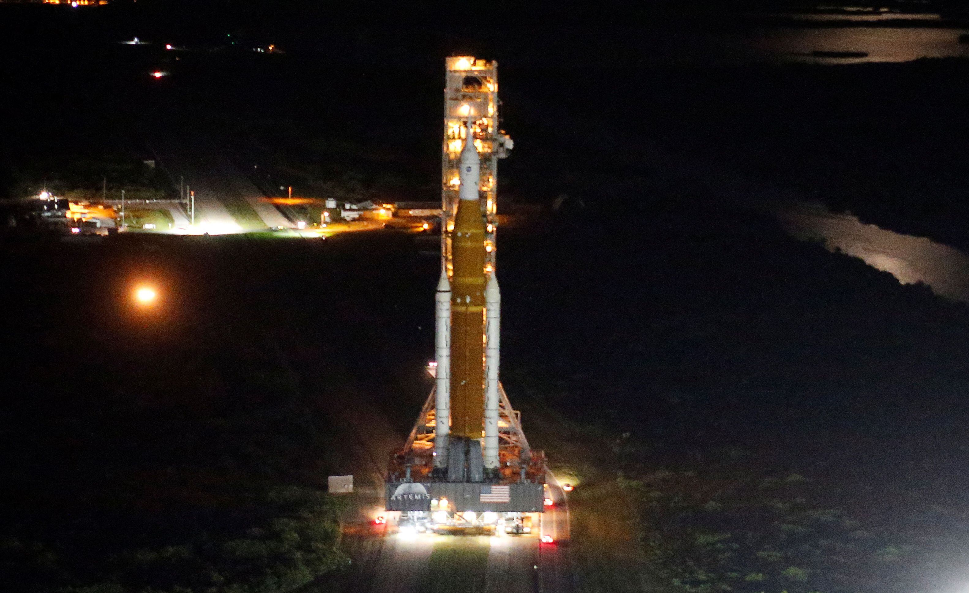 El cohete SLS, cargado con la nave Orion, desplegado en Cabo Cañaveral pendiente de su lanzamiento el 29 de agosto, dentro de la misión Artemis I.