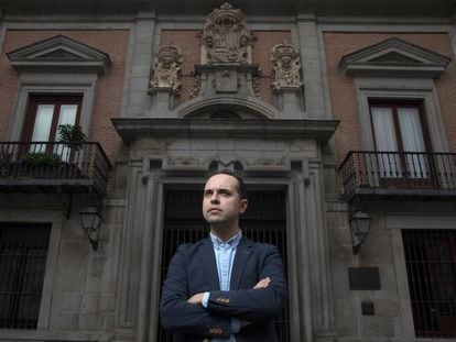 José Manuel Calvo, concejal de Más Madrid, ante la fachada de un edificio municipal de la capital.