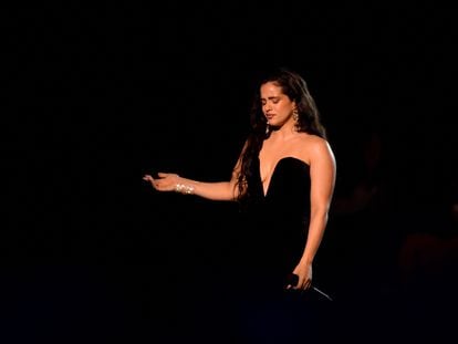 Rosalía durante su actuación en los Grammy Latinos anoche en Sevilla.