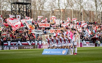 El once inicial del Rayo frente al Sevilla posa con su afición de fondo en el estadio de Vallecas.