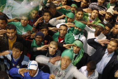 Seguidores de Muamar el Gadafi saludan durante un desfile celebrado ayer en Trípoli.