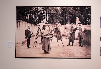Luz Jiménez, mujer indigena mexicana, traductora, escritora y promotora del náhuatl, posa como modelo para Ramón Alva de la Canal, Fernando Leal, Francisco Díaz de Léon y Ramón Cano Manilla en 1920, fotografía de la colección Fernando Leal, dentro de la exposición El espíritu del 22: Un siglo de muralismo en San Ildefonso.