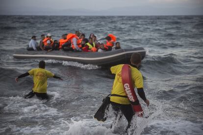 Cada día, Marcos Chercoles, 29, (i) y Carlos Parra, 27, (d) y sus otros dos compañeros socorristas de la empresa catalana Pro-activa Serveis Aquàtics, saltan al agua para evitar que las zodiac cargadas de refugiados vuelquen. Las llegadas son especialmente peligrosas. El nerviosismo cunde entre los ocupantes en cuando la embarcación se acerca a la orilla. Cualquier movimiento puede hacer que el bote vuelque y los ocupantes se ahoguen.