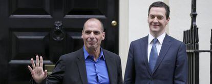 El ministro griego de Finazas, Yanis Varoufakis, junto a su homólogo británico, George Osborne.
