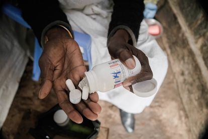 Una mujer toma sus pastillas de medicamentos antirretrovirales para el VIH en Nairobi (Kenia).