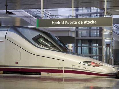 Un tren AVE de Renfe en la estación de Atocha, en Madrid.