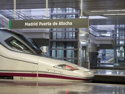 Un tren AVE de Renfe en la estación de Atocha, en Madrid.