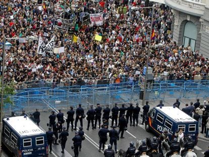 La policía vigila la manifestación convocada en Madrid bajo el lema 'Rodea el Congreso', el 25 de septiembre de 2012. 