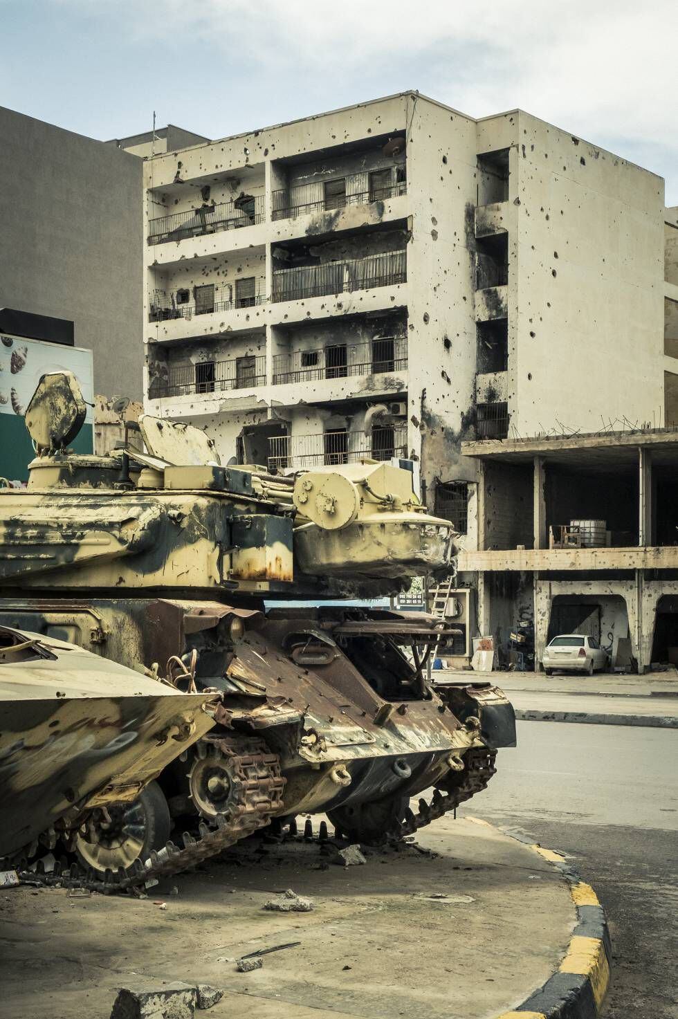 Un viejo tanque se oxida al aire libre en el Museo de la Guerra de la ciudad de Misrata.