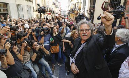El portaveu d'ERC al Congrés, Joan Tardá, a les portes del Teatro del Barrio, diumenge a Madrid.
