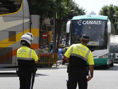 Dos agentes de la Guardia Urbana controlando el tr&aacute;fico. 