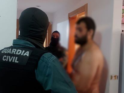 La Guardia Civil detiene en Valladolid a seis asaltantes de viviendas que llevaron a cabo el secuestro de un empresario, su mujer y su hija menor de edad.