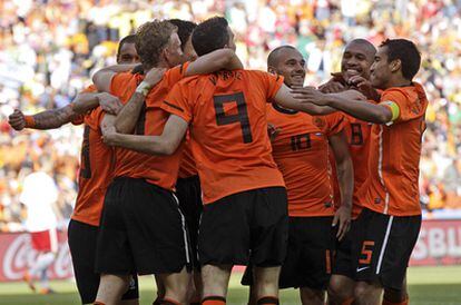 Los jugadores de la selección holandesa celebran el gol en propia meta marcado por Dinamarca y que suposo el 1-0 en el marcador.