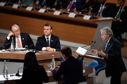 El presidente del Banco Mundial Jim Yong Kim (i) y el presidente francés Emmanuel Macron (2i) escuchan al Secretario General de las Naciones Unidas, Antonio Guterres, durante su discurso en el One Planet Summit.