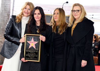 Laura Dern, Courteney Cox, Jennifer Aniston and Lisa Kudrow during the act in which Cox has discovered his star on the Hollywood Walk of Fame.