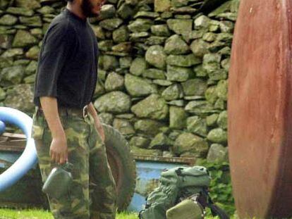 Ramzi Mohammed aparece junto a una mochila en mayo de 2004.