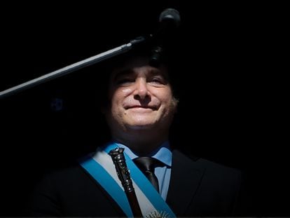 Javier Milei, sale al balcón de la Casa Rosada para saludar a simpatizantes, hoy en Buenos Aires.