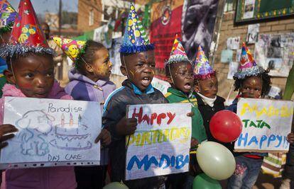Un grupo de niños de una escuela infantil cantan el 'Happy Birthday' a Nelson Mandela por su 95 cumpleaños en el exterior del hospital de Pretoria donde está ingresado el expresidente sudafricano desde el pasado junio.