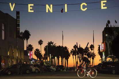 Este barrio residencial de la megalópolis norteamericana es un auténtico Silicon Valley con playa. La zona, conocida por sus palmeras mecidas por la brisa del Pacífico, está viviendo una transformación en los últimos años debido a que varios gigantes de Internet han abierto sucursales aquí. En la imagen, un ciclista bajo el letrero luminoso de Venice, en la Avenida Windward.