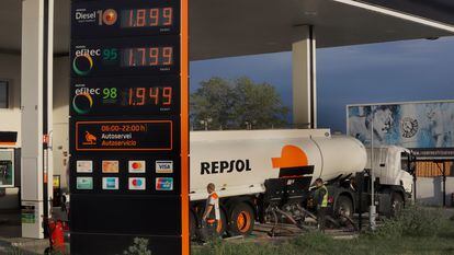 Un camión de Repsol llena los depositos de un gasolinera en Terrasa.