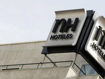 El logo de NH, en un hotel en el centro de Madrid.