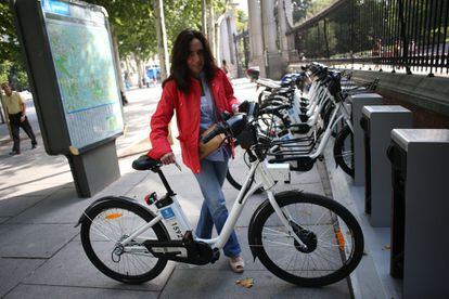 El carnet anual de BiciMad cuesta 25 euros al año, 15 si se posee el abono transporte.