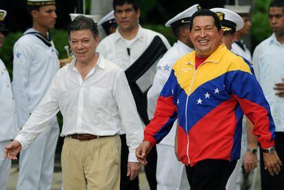 Juan Manuel Santos (izquierda) y Hugo Chávez, ayer en Santa Marta, en el Caribe colombiano.