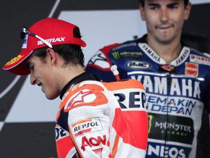 Lorenzo observa a Márquez en el podio.