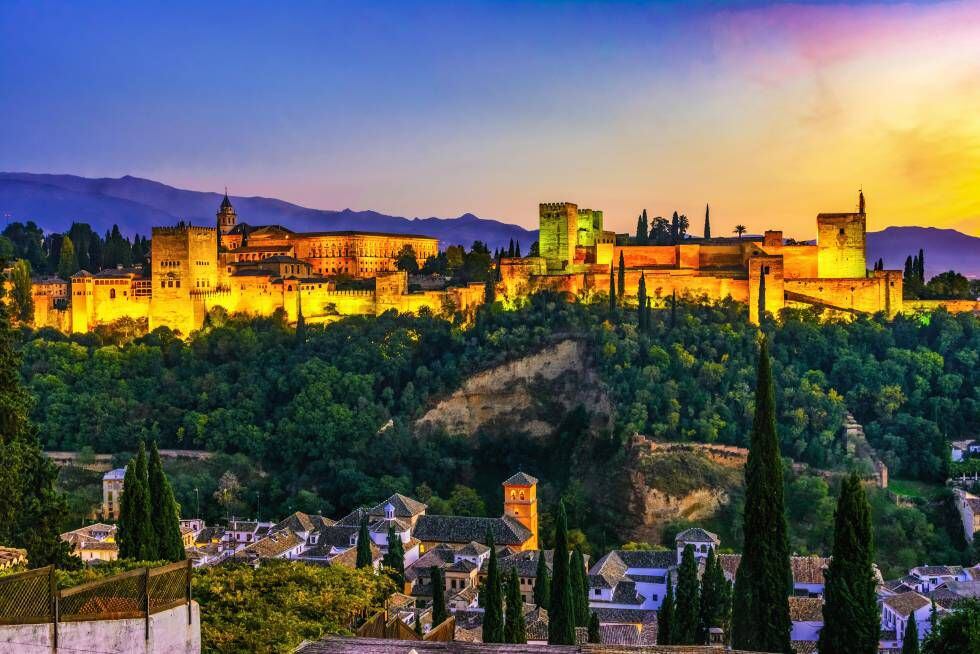 Panorámica de La Alhambra al atardecer desde el Albaicín.