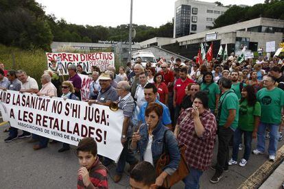 Los manifestantes, ayer, en la protesta por los recortes de Salud en el hospital de Blanes.