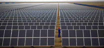Paneles solares en un parque de Dunhuang (China). 