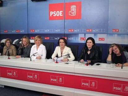 Elena Valenciano y Purificaci&oacute;n Causapi&eacute;, reunidas con representantes de asociaciones de mujeres.