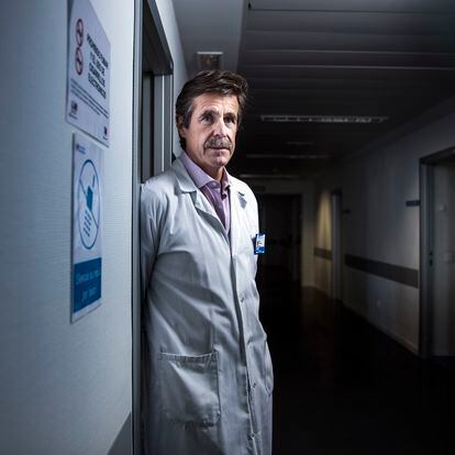Miguel Sanchez, jefe de UCI del Hospital Clinico San Carlos, en Madrid, y coordinador del equipo covid para trasladar enfermos de las unidades de cuidados intensivos durante la pandemia de coronavirus.