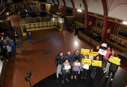 Trabajadores del Teatro Bodevil muestran pancartas en el interior del local clausurado.