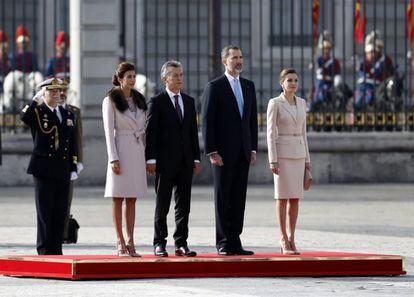 El rey Felipe VI y la reina Letizia junto al presidente de Argentina, Mauricio Macri (tercero por la derecha), y su esposa, Juliana Awada.