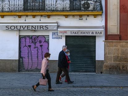 Una tienda de recuerdos y un bar cerrados en el centro de Sevilla, el 27 de abril.