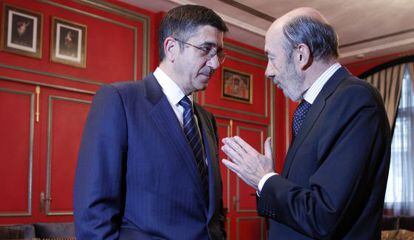 El &#039;lehendakari&#039; Patxi L&oacute;pez conversa con Alfredo P&eacute;rez Rubalcaba antes del desayuno informativo. 