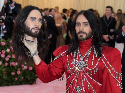 Jared Leto creó en su llegada a la Met Gala de 2019 en Nueva York uno de sus momentos icónicos: vestido con aires mesiánicos y una réplica de su propia cabeza.