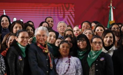 López Obrador rodeado de mujeres tras la firma del acuerdo por la igualdad.