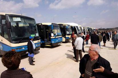 Vecinos de las localidades cercanas al nuevo aeropuerto de Castellón, a cuya inauguración han sido trasladados en autobuses.