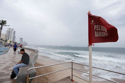Una bandera roja advierte del peligro en una playa cerrada en Mazatlán, Estado de Sinaloa.