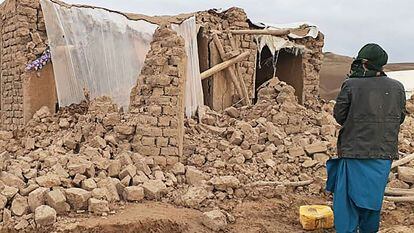 Un residente del distrito de Qadis, junto a una casa dañada, en la provincia de Badghis, epicentro del terremoto del pasado 17 de enero.