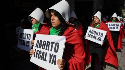 Partidarias del aborto legal se manifiestan en Buenos Aires vestidas como las mujeres de la serie 'The Handmaid’s Tale'.